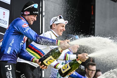 Pogacar, Van der Poel y Evenepoel (primero, segundo y tercero respectivamente) celebran su triunfo en el podio.