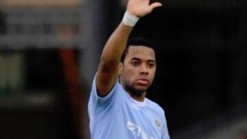 <b>SIN FEELING. </b>Robinho recibe instrucciones de su técnico, Mancini.