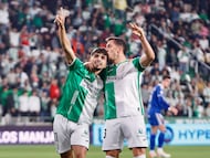 Kevin Medina, abrazado a Carracedo