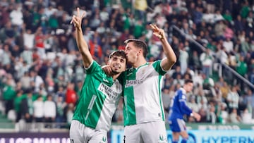 Kevin Medina, abrazado a Carracedo