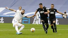 Benzema remata un bal&oacute;n en el Real Madrid-Elche de la jornada 22 de LaLiga Santander.
