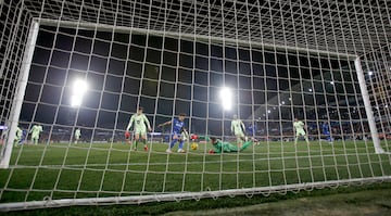 1-1. Tras varios centros al rea del Barcelona, Couba da Costa remata el ltimo, desva I?aki Pe?a con la mano y Mauro Arambarri atento marca el gol del empate.