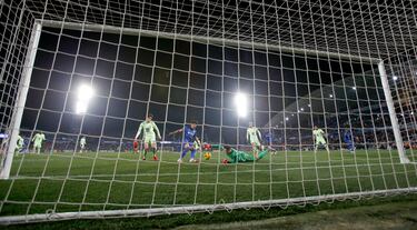 1-1. Tras varios centros al área del Barcelona, Couba da Costa remata el último, desvía Iñaki Peña con la mano y Mauro Arambarri atento marca el gol del empate.