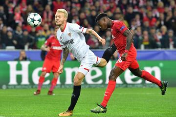 Simon Kjaer y Quincy Promes