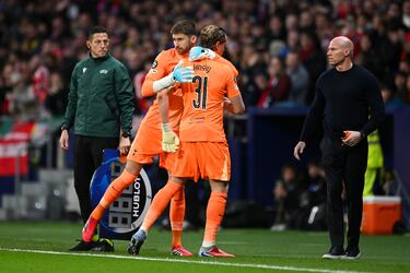 El técnico del Tottenham había sorprendido con la titularidad de Kinsky en el lugar de Vicario. Pero solo duró 17 minutos, ya que tras el fallo en dos goles, le retiró del campo. Se marchó abatido entre muestras de cariño de sus compañeros.
