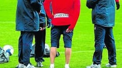 Forlán se retiró con una leve sobrecarga, pero jugará seguro