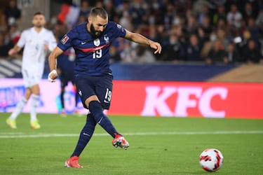 Más de cinco años después de ser apartado de la selección francesa por el ‘caso Valbuena’, el pasado mayo regreso a ‘Les Bleus’ para disputar la Eurocopa. Su rendimiento en las últimas temporadas ha terminado por romper la balanza a su favor. La afición era un clamor pidiendo su vuelta y la Federación Francesa acabó cediendo. Si bien el nivel de Francia en el torneo continental no fue el mejor, Karim no ha tardado demasiado en convertirse en el faro de su selección, en la que ha sido acogido con cariño y respeto por todos sus compañeros. Ya es titular indiscutible para Deschamps junto a Griezmann y Mbappé. 