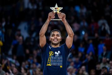 Alec Wintering, base del Movistar Estudiantes, alza su trofeo como MVP de la Copa Princesa.