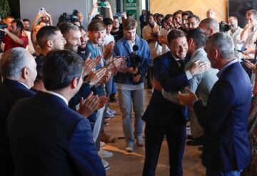 Joaquín recibe el cariño de los jugadores y trabajadores del Betis a su llegada a la rueda de prensa. 