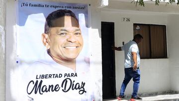 AME3879. BARRANCAS (COLOMBIA), 03/11/2023.- Una persona sale hoy de la casa familiar del futbolista colombiano Luis Díaz, de donde cuelga un gran cartel con la imagen de su padre, Luis Manuel Díaz, secuestrado el pasado sábado, en Barrancas, departamento de La Guajira (Colombia). En este pueblo minero del norte de Colombia donde nació el delantero Luis Díaz, del club inglés Liverpool y de la selección nacional, sus 35.000 habitantes esperan la liberación cuanto antes de su padre. Tras la revelación ayer de que el secuestro fue perpetrado por el Ejército de Liberación Nacional (ELN), aumentó la esperanza de que pronto regrese a su libertad, justamente por estar ese grupo armado en una negociación de paz con el Gobierno. EFE/ Ricardo Maldonado Rozo
