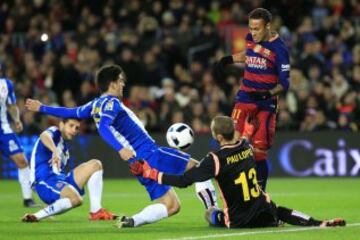 Neymar ante Pau López y Gerard Moreno.