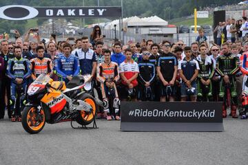 Scarperia (Italy), 04/06/2017.- Drivers hold 69 seconds of silence in commemoration of late motorcyling race driver Nicky Hayden in the grid prior the start of the Moto3 Italian Grand Prix at the Mugello circuit in Scarperia, Italy, 04 June 2017. Hayden, nicknamed 'Kentucky Kid', died on 17 May to his injuries suffered in a traffic accident in Italy. (Ciclismo, Motociclismo, Italia) EFE/EPA/LUCA ZENNARO  PUBLICADA 05/06/17 NA MA38 1COL