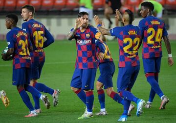 Leo Messi celebra el 1-1 de falta directa con sus compañeros. 