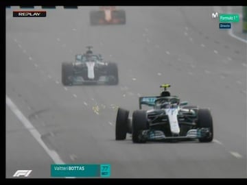 Momento del reventón de la rueda trasera derecha de Valtteri Bottas cuando iba primero a falta de 3 vueltas.