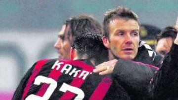 Beckham ve a Kaká de blanco.