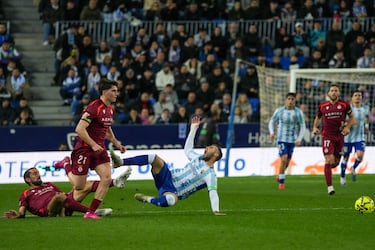 El Málaga remonta con la magia de Larrubia y un polémico gol anulado a la Cultural