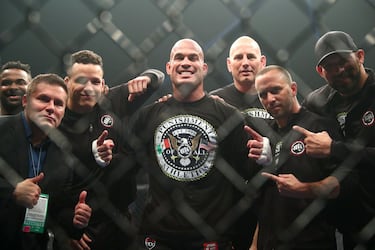 Tito Ortiz es una leyenda viva de las MMA. Su legado se estudiará para siempre en este deporte, ahora con 49 años, está retirado. Su carrera es extensísima. Debutó en 1997 y sus mejores años fueron a inicios de siglo, cuando dominó en la UFC. Logró ser seis veces campeón del peso semipesado y lo hizo de manera consecutiva con un reinado que duró 1.260 días y que acabó ante Randy Couture.