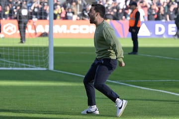 AME8178. WASHINGTON (ESTADOS UNIDOS), 16/11/2024.- El entrenador del Washington Spirit, Jonatan Giraldez celebra durante la Semifinal de la NWSL este sábado, en el Estadio Campo del Audi en Washington (Estados Unidos). EFE/ Lenin Nolly
