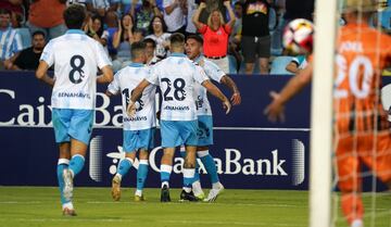 Loren es felicitado por su gol al Antequera,l