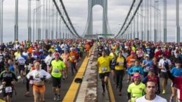 Milews de corredores en en Puente Verrazano-Narrows durante la Maratón de Nueva York.