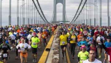 Milews de corredores en en Puente Verrazano-Narrows durante la Marat&oacute;n de Nueva York. 