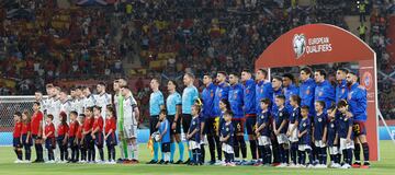 Las dos selecciones posan en el centro del campo antes de comenzar el partido.
