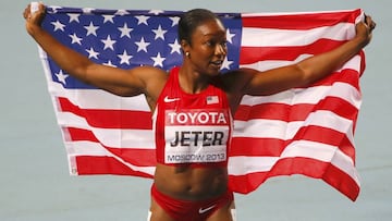 Carmelita Jeter celebra su medalla de bronce en los 100 metros lisos en los mundiales de Atletismo de Mosc&uacute; de 2013.