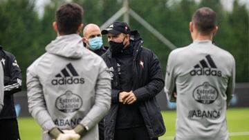 Eduardo Coudet se dirige a sus jugadores durante un entrenamiento en la ciudad deportiva.