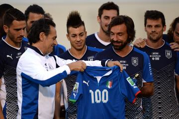 Cesare Prandelli, seleccionador en aquel momento, y sus compañeros honran a Pirlo por sus 100 partidos con Italia