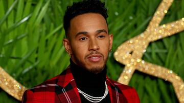 Lewis Hamilton posa a su llegada a los Premios de la Moda Británica en Londres.