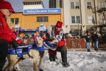 Acto ceremonial del comienzo de la carrera de trineos con perros que se celebró el pasado sábado en Anchorage, Alaska.