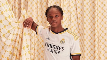 Linda Caicedo presenta la nueva camiseta de Real Madrid para 2023/24.