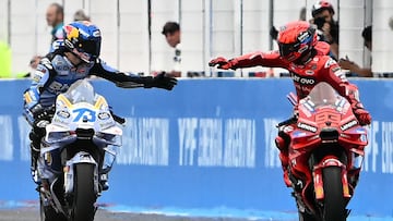 Álex y Marc Márquez se saludan al acabar la carrera del GP de Argentina.