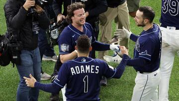 Kenley Jansen recibió dos carerras al relevo en la novena baja gracias a un error del jardinero central Chris Taylor que le permitió anotar a Randy Arozarena.