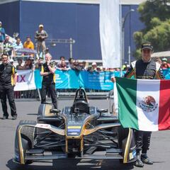 Esteban Gutiérrez prueba su auto de Fórmula E en Reforma CDMX