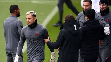 Paris Saint-Germain&#039;s Costa Rican goalkeeper Keylor Navas arrives for a training session next to Paris Saint-Germain&#039;s Brazilian sporting director Leonardo (C), Paris Saint-Germain&#039;s Qatari president Nasser Al-KhelaxEFfi (L) and Paris Saint-Germain&#039;s Italian goalkeeper Gianluigi Donnarumma (R) during a training session at the club&#039;s Camp des Loges training ground in Saint-Germain-en-Laye, on the eve of their UEFA Champions Leage first round group A football match against Club Brugge KV, on December 6, 2021. (Photo by FRANCK FIFE / AFP)