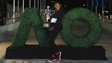 Serena Williams posa con el título de campeona del Open de Australia 2017.