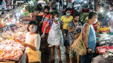 People wearing masks shop for fresh food at a market in Manila on August 6, 2020. - The Philippines plunged into recession after its biggest quarterly contraction in four decades, data showed on August 6, as the economy reels from COVID-19 coronavirus lockdowns that have wrecked businesses and thrown millions out of work. (Photo by Lisa Marie David / AFP)