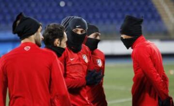 Los jugadores del Atlético durante una sesión de entrenamiento en el estadio Petrovsky de San Petersburgo. El Atlético de Madrid se enfrentará al Zenit de San Petersburgo mañana en champions league