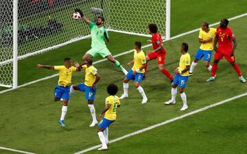 0-1. Fernandinho marcó en propia puerta el primer gol belga.