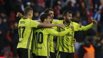 Los jugadores del Zaragoza celebran el gol de Javi Ros.