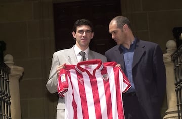 Comenz車 en el Bilbao Athletic en la temporada 1992-93 para subir al primer equipo en la 1993-94 donde estuvo hasta la 1996-97. Volvi車 al Athletic Club en la 2002-03.