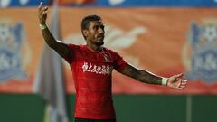 Paulinho celebra uno de sus primeros goles en la Superliga china tras regresar al Guangzhou Evergrande.