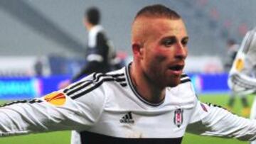 Gökhan Töre celebra un gol con el Besitkas.