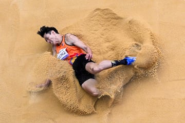 Una vista general muestra al malayo Kar Gee Wong compitiendo en la final de salto de longitud masculino T12 de atletismo durante los Juegos Paralímpicos de París 2024.