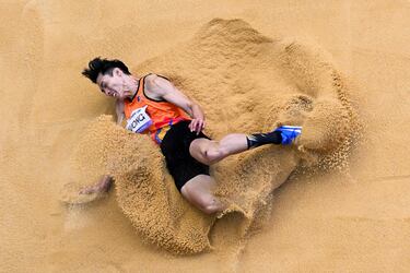 Una vista general muestra al malayo Kar Gee Wong compitiendo en la final de salto de longitud masculino T12 de atletismo durante los Juegos Paralímpicos de París 2024.