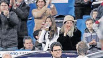 David Beckham sale del terreno de juego.