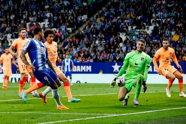 Ivo Grbic desvía el lanzamiento de Joselu tras controlar el balón en el área pequeña colchonera.