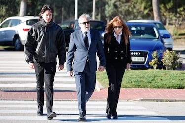 Fernando Guillén Cuervo y Lupe Cartié en el Tanatorio Parcesa La Paz de Tres Cantos, para dar el último adiós a Gemma Cuervo.