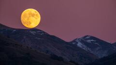 Luna llena de noviembre, vista desde L'Aquila, en Italia